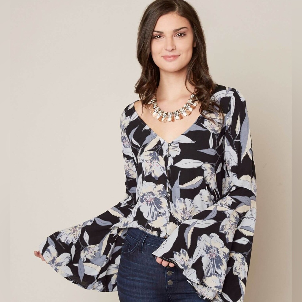 Gorgeous Bullabong Floral Bell Sleeve Top EUC